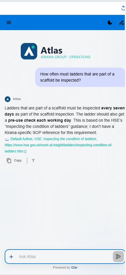 Preview Atlas yang menjawab bahwa tangga yang menjadi bagian dari scaffold harus diperiksa setiap tujuh hari sebagai bagian dari inspeksi scaffold, dengan pemeriksaan sebelum dipakai setiap hari kerja, diikuti sitasi: Default Author, HSE: Inspecting the condition of ladders, dan tautan hse.gov.uk